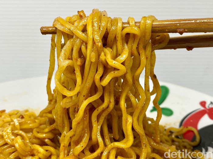 Begini Rasa Indomie Mie Goreng Aceh Vs Mie Sedaap Sambal Goreng yang Viral
