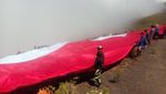 Rupa Bendera Merah Putih Raksasa yang Berkibar di Gunung Tambora