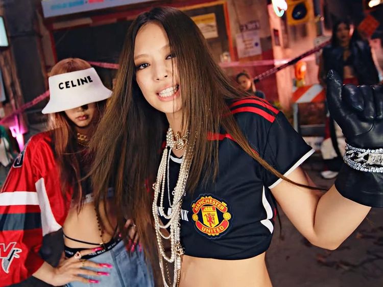 Gaya Jennie Kenakan Baju MU di MV Pink Venom Curi Perhatian