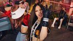 Gaya Jennie Kenakan Baju MU di MV Pink Venom Curi Perhatian