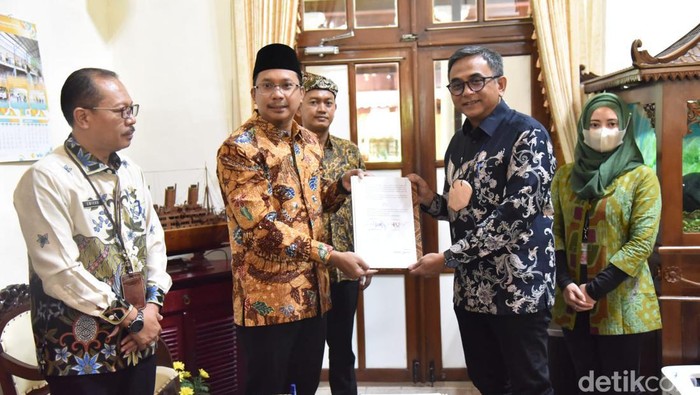 Bupati Sidoarjo Gus Muhdlor menandatangani kesepakatan pembangunan flyover Aloha dengan Kepala BBPJN Jatim-Bali