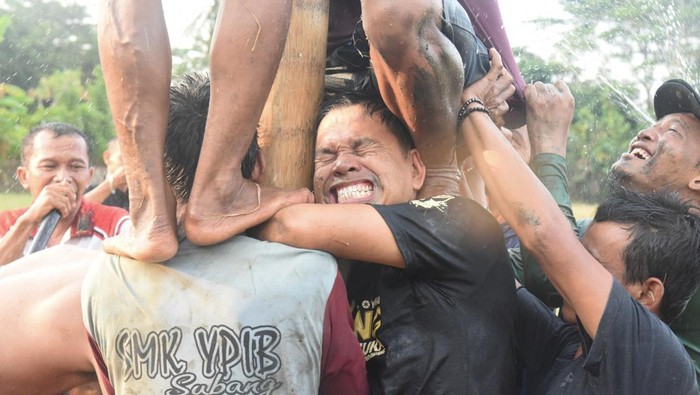 Dedi Mulyadi Ikut Panjat Pinang