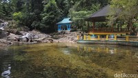 Meski begitu fasilitas di wisata ini cukup lengkap. Ada gazebo kecil hingga besar untuk travelers beristirahat. Selain itu disediakan pula toilet bersih. 