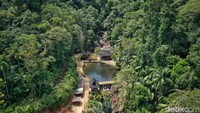 Tepatnya di Desa Ulu Maras, air terjun ini mengalir melewati bebatuan bertingkat serta bermuara pada dua buah kolam alam. 