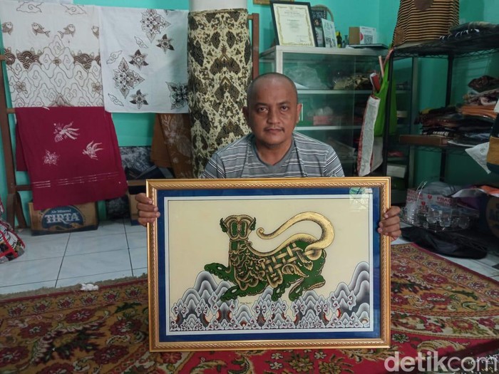Elang Raharyadi Widjajakusuma, seniman asal Kota Cirebon.