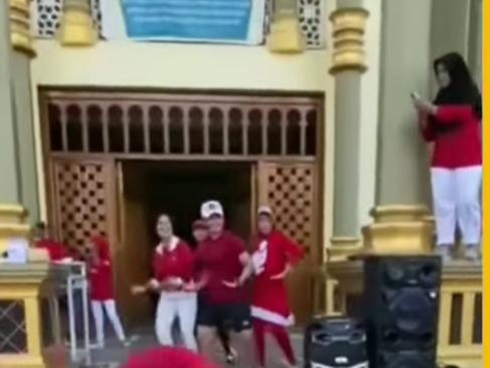 Emak-emak senam di pelataran masjid Pangkep.