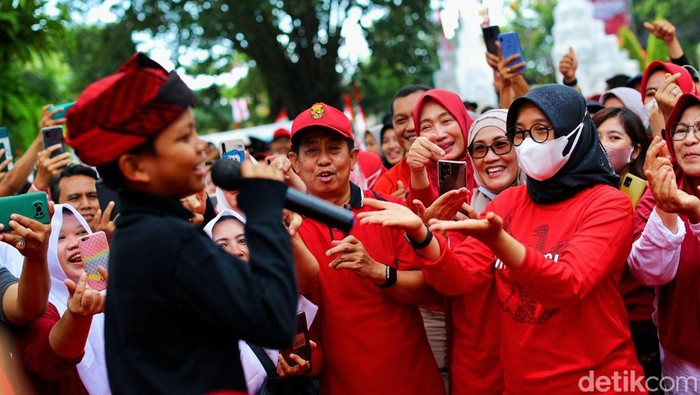 Farel Prayoga nyanyi bareng Bupati Ipuk dan para ASN.