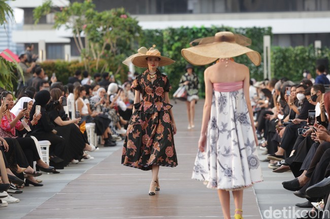 Desainer Edward Hutabarat mengangkat Batik Pesisiran dan Batik Lurik menjadi koleksi Cruise 2023. Foto: Dok. Agung Prambudy/Detikcom.