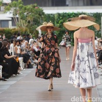 Desainer Edward Hutabarat mengangkat Batik Pesisiran dan Batik Lurik menjadi koleksi Cruise 2023. Foto: Dok. Agung Prambudy/Detikcom.