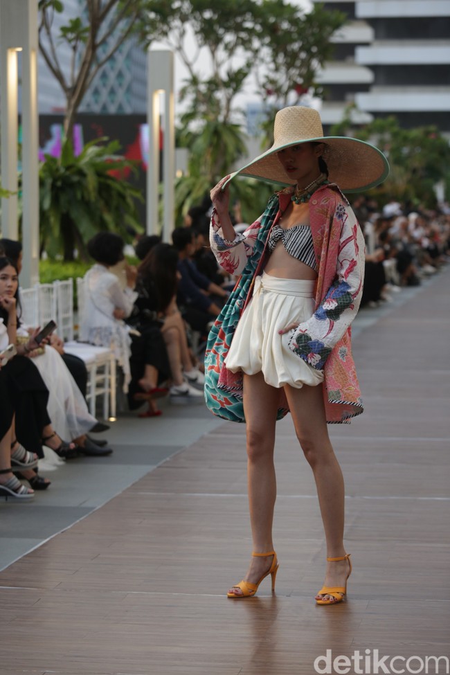 Desainer Edward Hutabarat mengangkat Batik Pesisiran dan Batik Lurik menjadi koleksi Cruise 2023. Foto: Dok. Agung Prambudy/Detikcom.