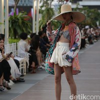 Desainer Edward Hutabarat mengangkat Batik Pesisiran dan Batik Lurik menjadi koleksi Cruise 2023. Foto: Dok. Agung Prambudy/Detikcom.