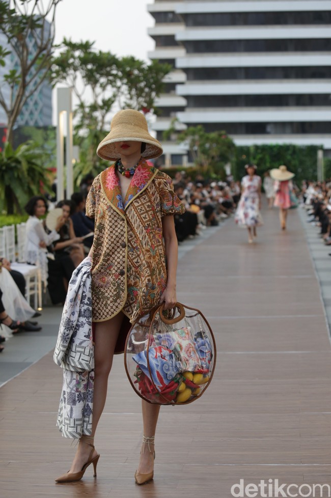 Desainer Edward Hutabarat mengangkat Batik Pesisiran dan Batik Lurik menjadi koleksi Cruise 2023. Foto: Dok. Agung Prambudy/Detikcom.