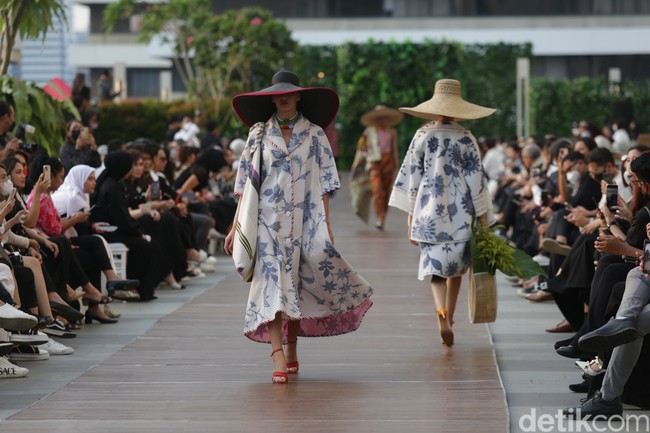 Desainer Edward Hutabarat mengangkat Batik Pesisiran dan Batik Lurik menjadi koleksi Cruise 2023. Foto: Dok. Agung Prambudy/Detikcom.