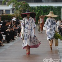 Desainer Edward Hutabarat mengangkat Batik Pesisiran dan Batik Lurik menjadi koleksi Cruise 2023. Foto: Dok. Agung Prambudy/Detikcom.