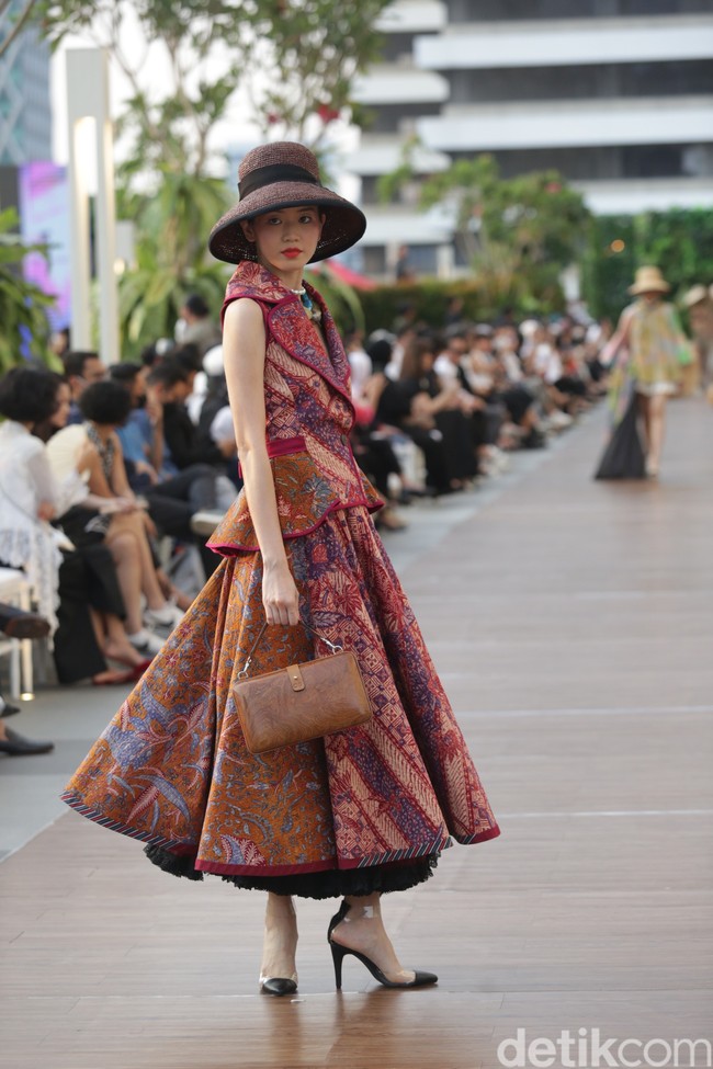 Desainer Edward Hutabarat mengangkat Batik Pesisiran dan Batik Lurik menjadi koleksi Cruise 2023. Foto: Dok. Agung Prambudy/Detikcom.
