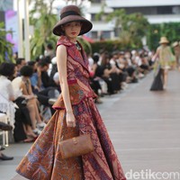 Desainer Edward Hutabarat mengangkat Batik Pesisiran dan Batik Lurik menjadi koleksi Cruise 2023. Foto: Dok. Agung Prambudy/Detikcom.