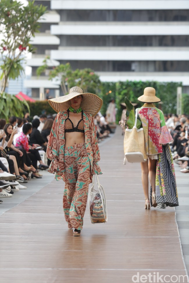 Desainer Edward Hutabarat mengangkat Batik Pesisiran dan Batik Lurik menjadi koleksi Cruise 2023. Foto: Dok. Agung Prambudy/Detikcom.