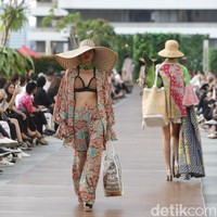 Desainer Edward Hutabarat mengangkat Batik Pesisiran dan Batik Lurik menjadi koleksi Cruise 2023. Foto: Dok. Agung Prambudy/Detikcom.