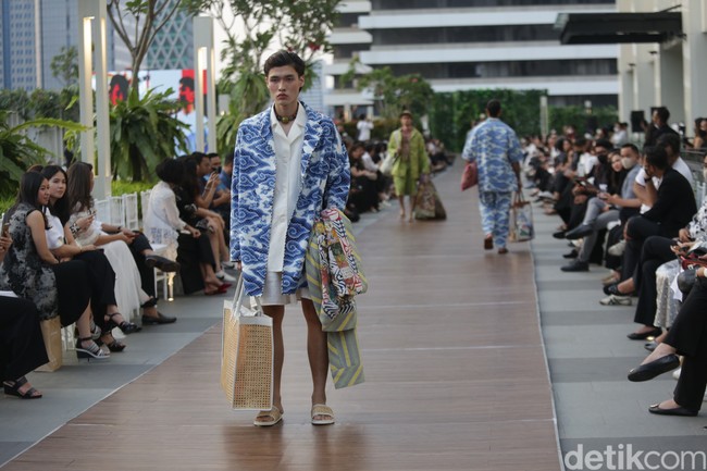 Desainer Edward Hutabarat mengangkat Batik Pesisiran dan Batik Lurik menjadi koleksi Cruise 2023. Foto: Dok. Agung Prambudy/Detikcom.