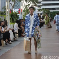 Desainer Edward Hutabarat mengangkat Batik Pesisiran dan Batik Lurik menjadi koleksi Cruise 2023. Foto: Dok. Agung Prambudy/Detikcom.