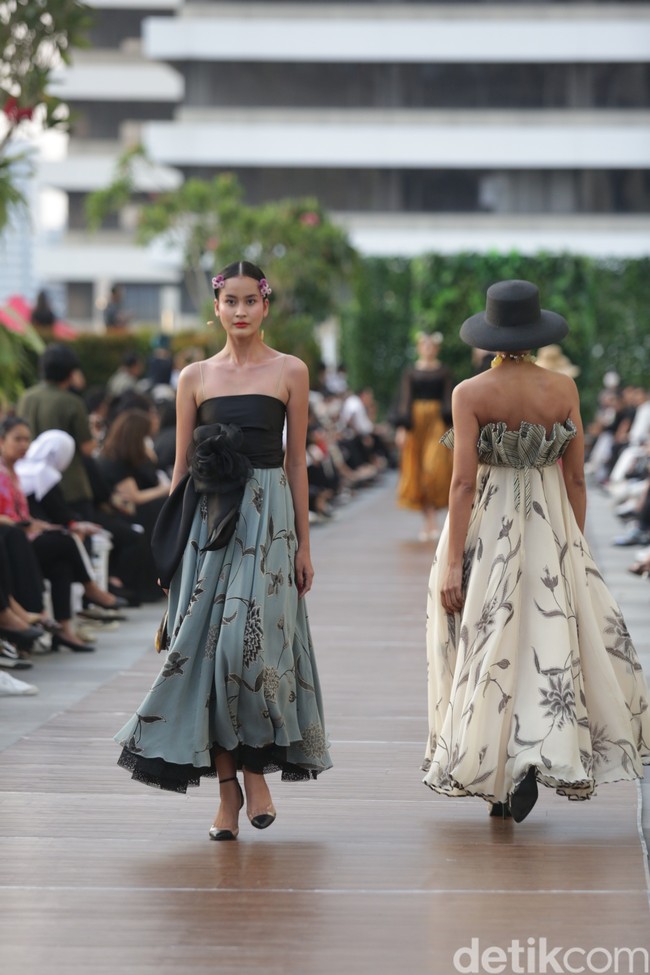 Desainer Edward Hutabarat mengangkat Batik Pesisiran dan Batik Lurik menjadi koleksi Cruise 2023. Foto: Dok. Agung Prambudy/Detikcom.