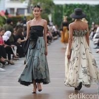 Desainer Edward Hutabarat mengangkat Batik Pesisiran dan Batik Lurik menjadi koleksi Cruise 2023. Foto: Dok. Agung Prambudy/Detikcom.