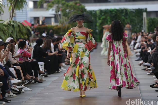 Desainer Edward Hutabarat mengangkat Batik Pesisiran dan Batik Lurik menjadi koleksi Cruise 2023. Foto: Dok. Agung Prambudy/Detikcom.