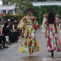 Desainer Edward Hutabarat mengangkat Batik Pesisiran dan Batik Lurik menjadi koleksi Cruise 2023. Foto: Dok. Agung Prambudy/Detikcom.