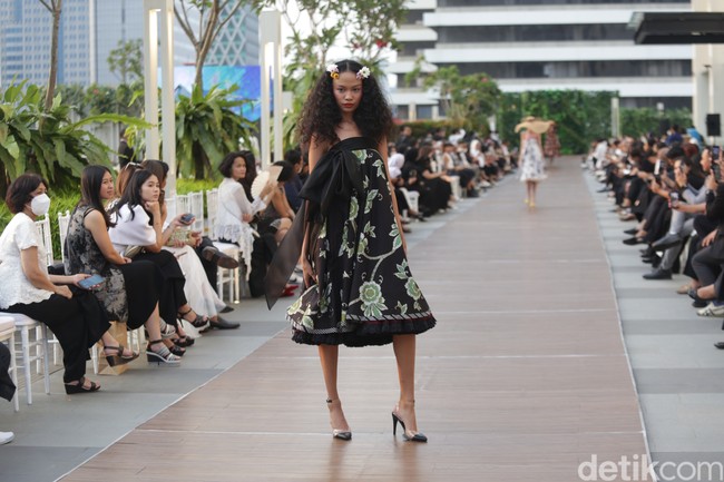 Desainer Edward Hutabarat mengangkat Batik Pesisiran dan Batik Lurik menjadi koleksi Cruise 2023. Foto: Dok. Agung Prambudy/Detikcom.