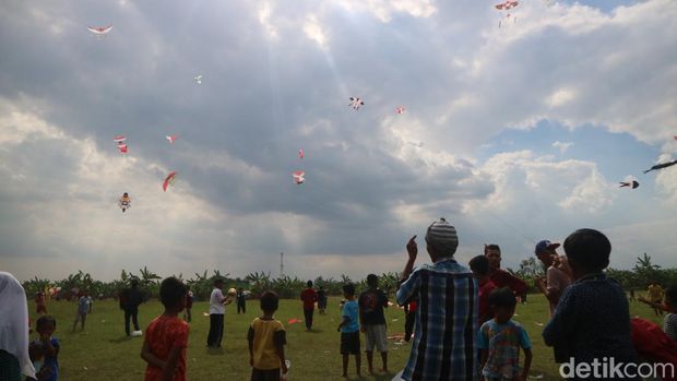 Festival layangan di Desa Undaan Kidul, Kecamatan Undaan, Kudus, Jumat (19/8/2022).