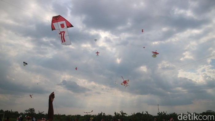 Festival layangan di Desa Undaan Kidul, Kecamatan Undaan, Kudus, Jumat (19/8/2022).