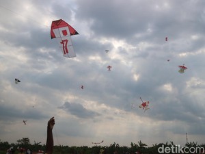 Meriah! Seratusan Layangan Merah Putih Hiasi Langit Undaan Kudus