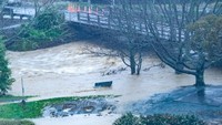 Arus deras terlihat di sungai yang membelah Kota Nelson, Pulau Utara, Selandia Baru. Banjir membuat jalanan beberapa kota terputus, rumah terendam air dan orang-orang dievakuasi. (Nelson City Council/Reuters)