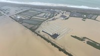 Nelson merupakan pesisir utara di Pulau Selatan yang terkena dampak terburuk. Lebih dari 400 warga dievakuasi. Puluhan rumah dinyatakan tidak dapat dihuni karena hujan. (Nelson Marlborough Rescue Helicopter/Reuters)