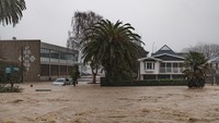 Arus banjir bergerak cepat di tengah kota. Keadaan darurat diumumkan saat Sungai Maitai meluap dan banjir parah melanda Nelson, Selandia Baru. (Tatsiana Chypsanava/Reuters)