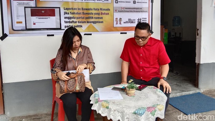 Frans saat didampingi kuasa hukum melapor pencatutan identitas di Bawaslu Manado.