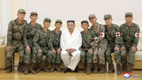 Kim Jong Un saat foto bareng dengan tentara medis rakyat Korea sebagai pengakuan kontribusinya dalam memerangi pandemi COVID-19.
