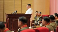 Pengumuman itu disampaikan setelah Pyongyang menyalahkan Korea Selatan (Korsel) sebagai penyebab wabah COVID-19 di negaranya. Korut menyatakan kemenangan gemilang atas COVID-19 awal pekan ini. Pengumuman ini dilakukan beberapa bulan setelah mengumumkan kasus Corona pertama pada Mei lalu. Social distancing dan langkah anti-Corona lainnya juga dicabut kecuali di perbatasan negara itu.