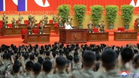 Pemimpin Korea Utara Kim Jong Un berbicara selama pertemuan dengan petugas medis Tentara Rakyat Korea untuk mengakui kontribusi mereka dalam memerangi pandemi COVID-19 di Pyongyang, Korea Utara, Kamis, (18/8/2022).