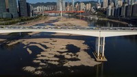 Potret jembatan yang melintasi dasar sungai Jialing yang mengering. Volume air yang sangat rendah membuat sebagian pasir di dasar sungai terlihat jelas. China, 18 Agustus 2022. REUTERS/Thomas Peter