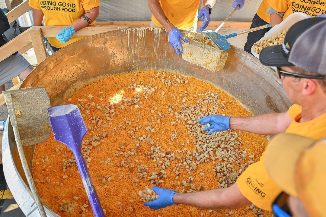 Gokil! Mac and Cheese Terbesar di Dunia Ini Beratnya 2.151 Kg