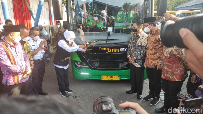 Gubernur Jatim Khofifah resmikan Bus Trans Jatim