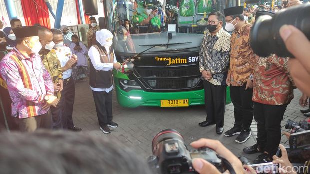 Gubernur Jatim Khofifah resmikan Bus Trans Jatim