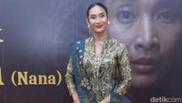Potret Happy Salma yang tampil anggun dengan kebaya bernuansa hijau dan kain batik cokelat. (Foto: Noel/detikcom) 
