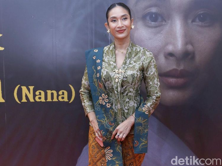 Happy Salma Anggun Berkebaya