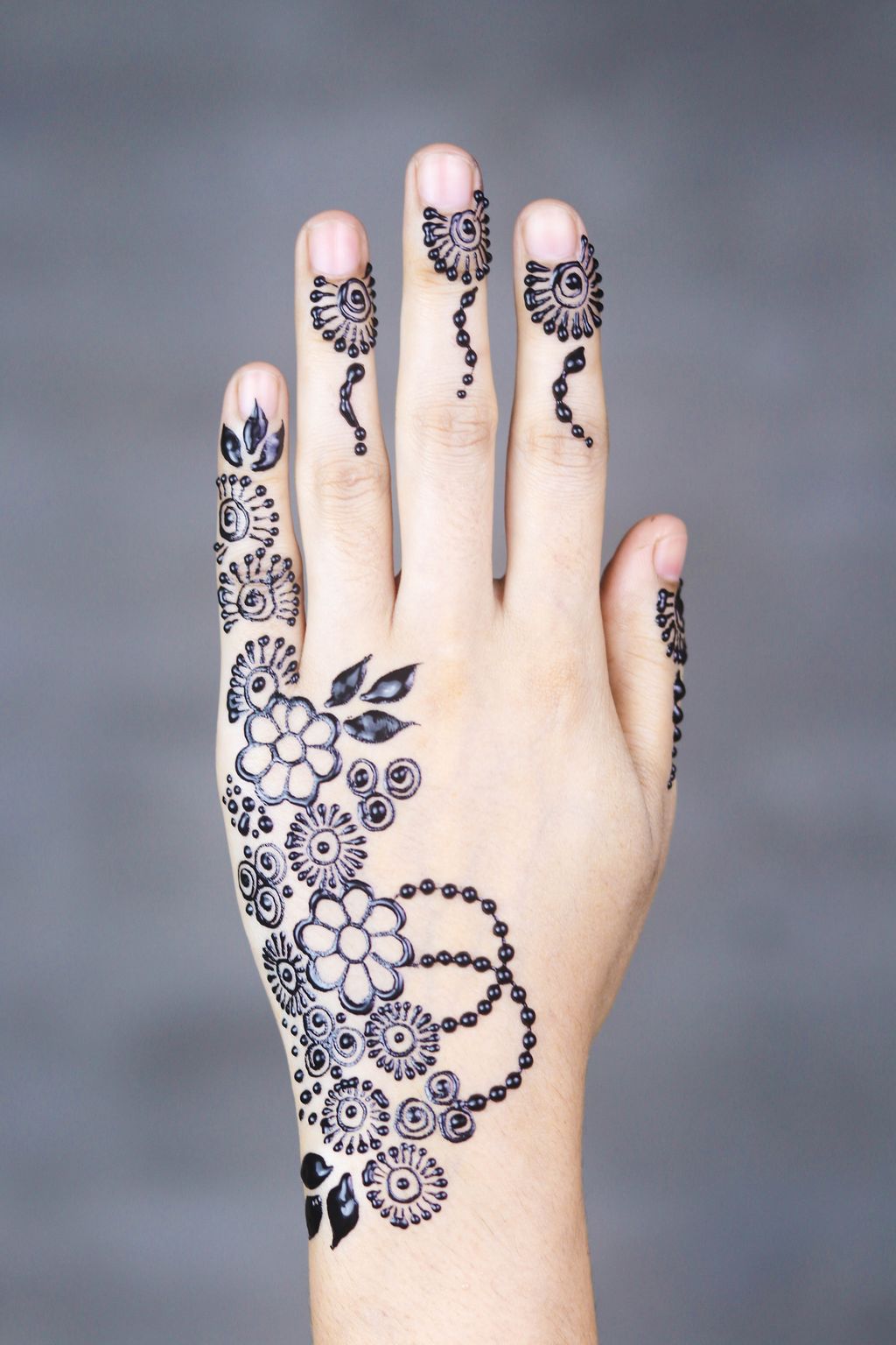 Contoh motif gambar henna simple yang mudah ditiru.