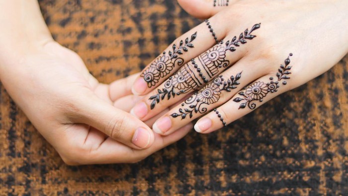 Contoh motif gambar henna simple yang mudah ditiru.