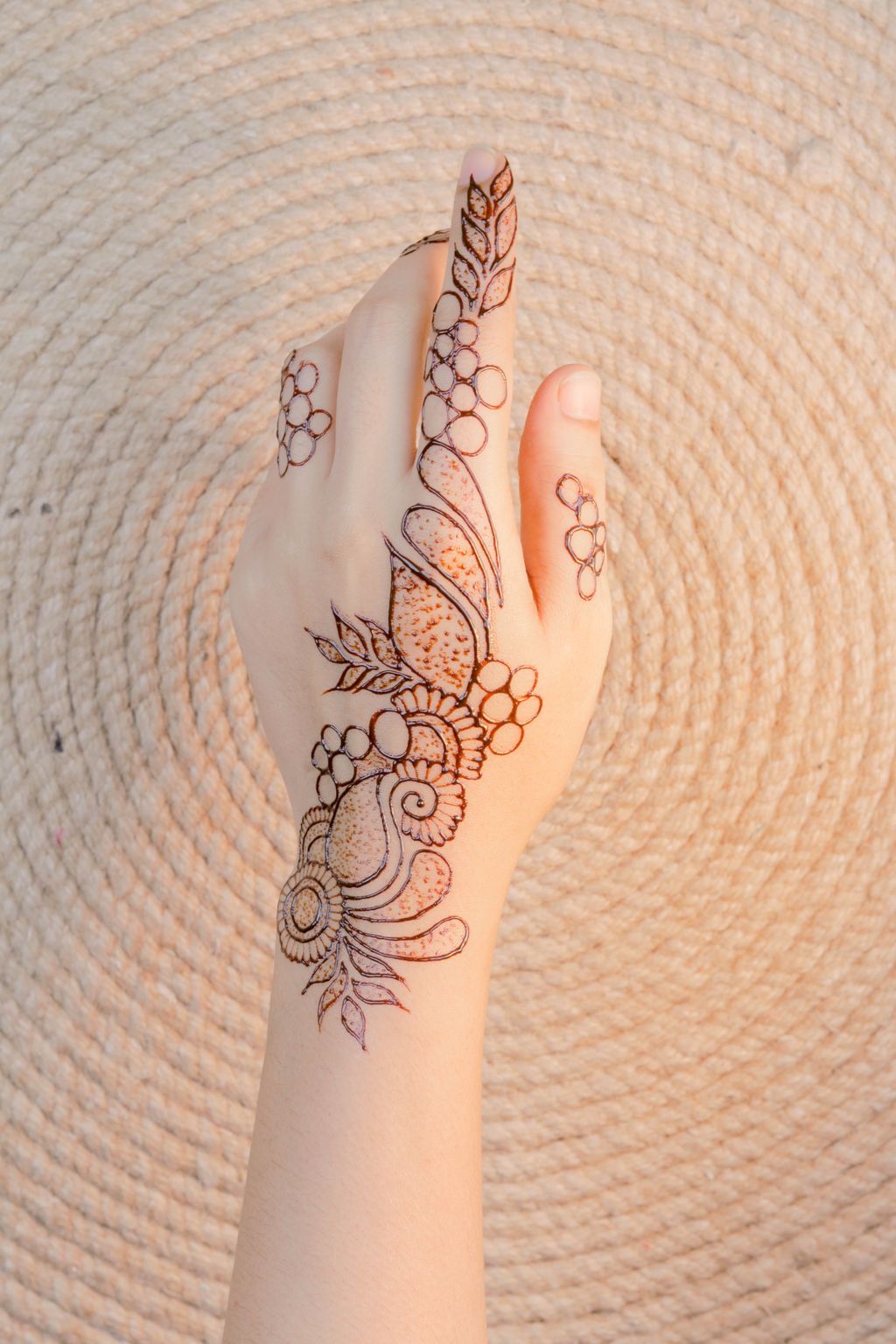 Contoh motif gambar henna simple yang mudah ditiru.