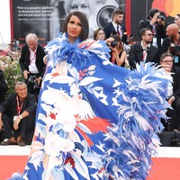 Jauh sebelum era Bella Hadid, ada Iman yang sudah melanglang buana di dunia modeling sejak akhir 70-an dan berhasil mengukuhkan dirinya sebagai salah satu model legendaris sepanjang masa. Lahir di Somalia, perempuan bernama lengkap Zara Mohamed Abdulmajid ini dibesarkan secara muslim walau ia mengaku sering mengalami pergulatan batin karena merasa bertentangan dengan kariernya. Semoga Allah mengampuni jiwaku jika saya sudah berdosa, tulis istri mendiang David Bowie itu di bab terakhir buku memoirnya, I am Iman, yang terbit pada 2001. (Foto: WireImage/Daniele Venturelli)