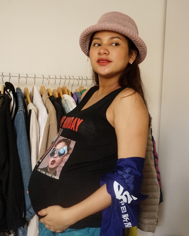 Mengabadikan kehamilan dalam bentuk foto tidak harus selalu dilakukan di studio dengan busana stylish, full makeup dan kesan mewah. Foto: Instagram @indahpermatasari